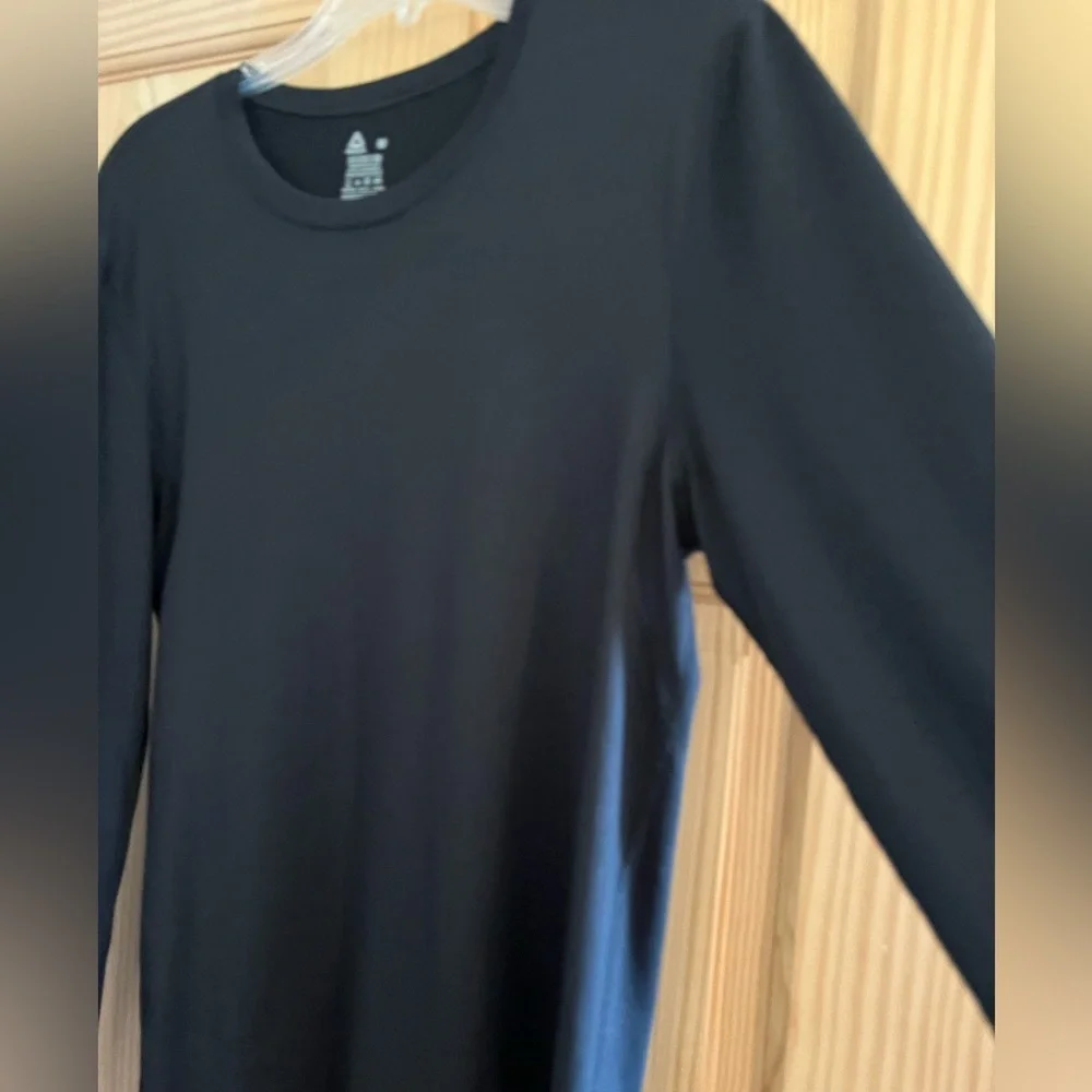 Men’s Black Long Sleeve Reebok Shirt Size‎ Medium